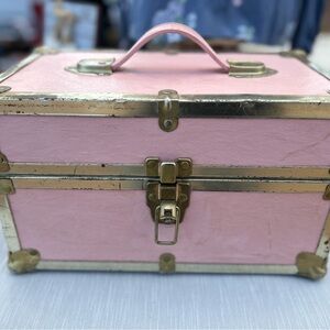 Vintage 1960s Pink travel make up case with Gold Accents